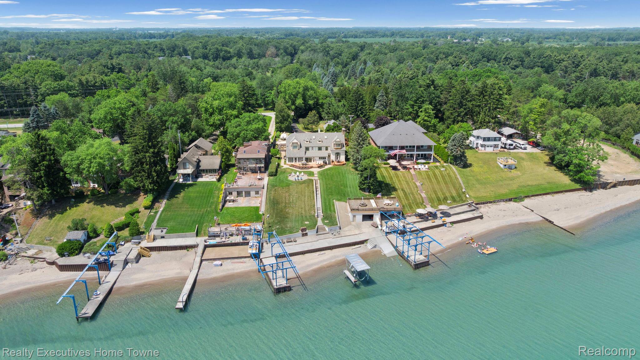 8308 Lakeshore