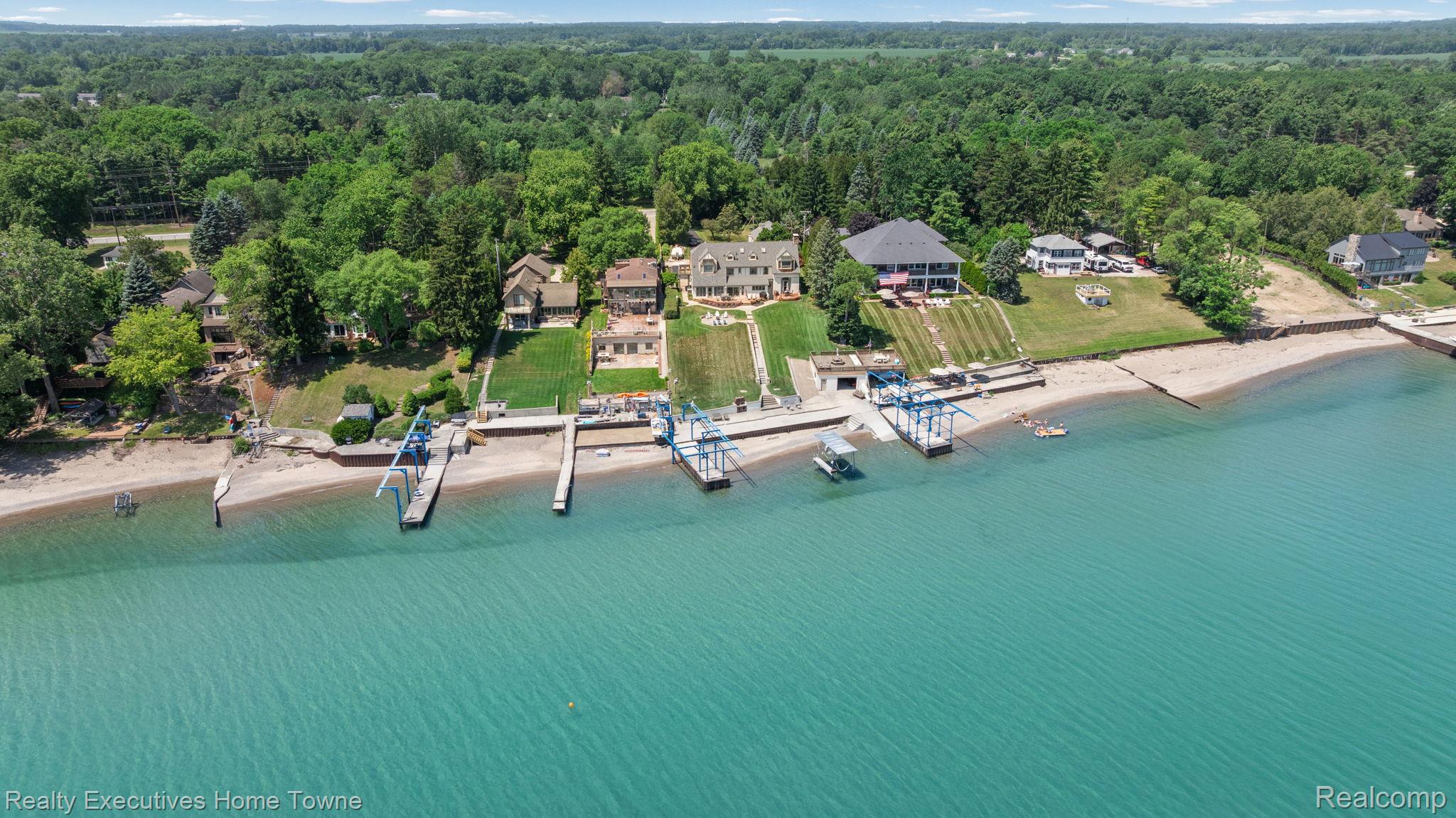 8308 Lakeshore
