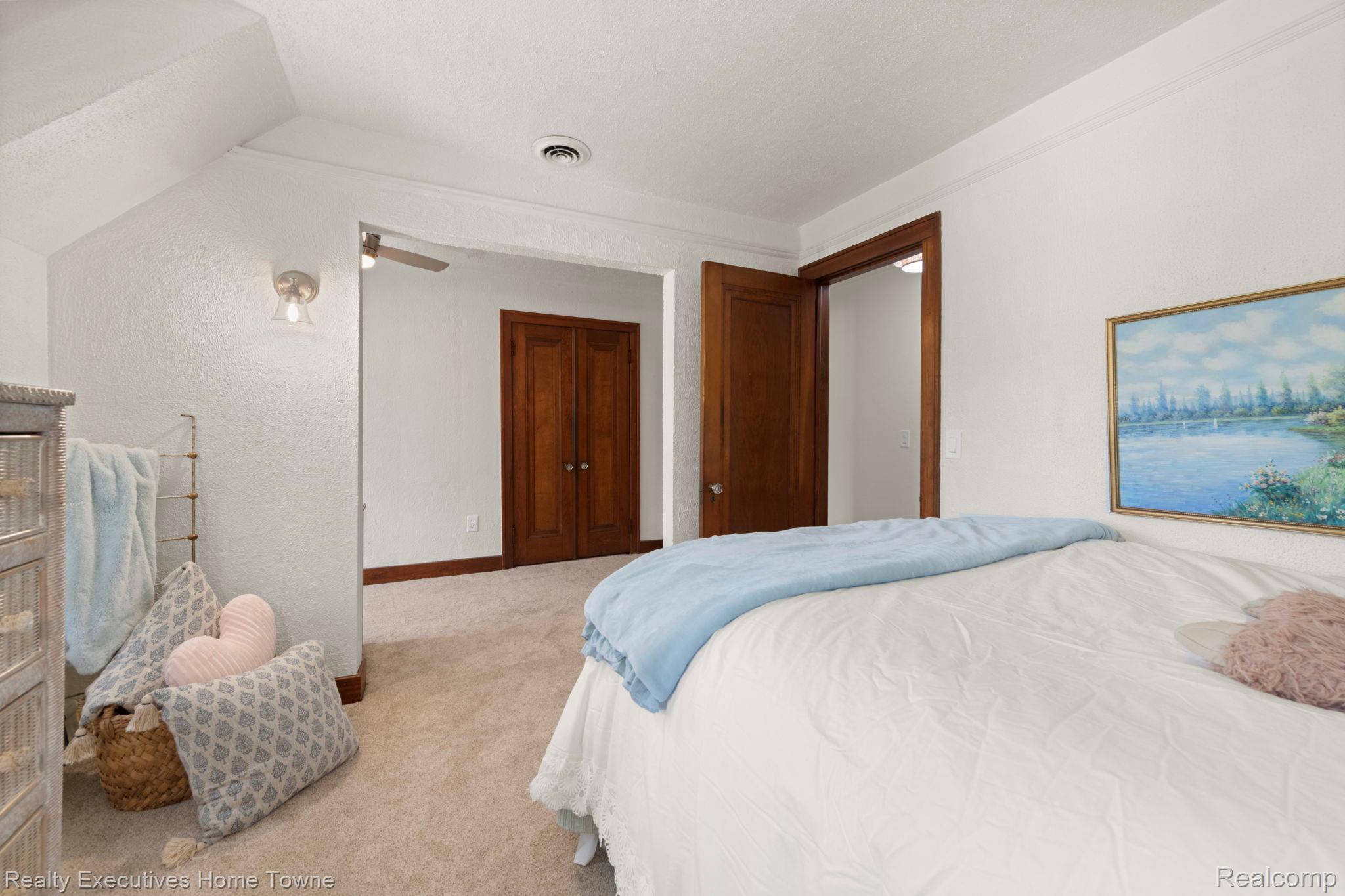 8308 Lakeshore
