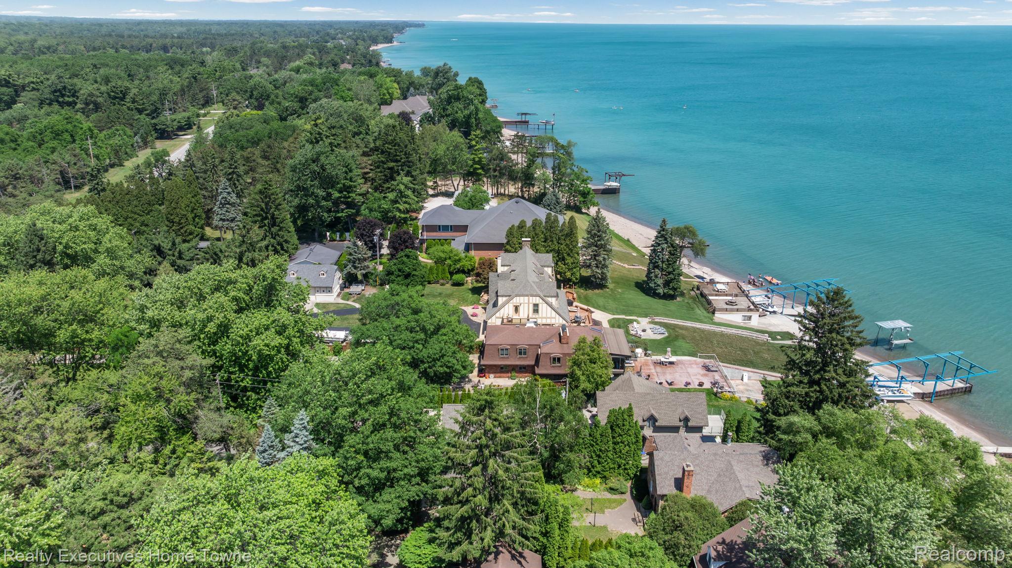 8308 Lakeshore