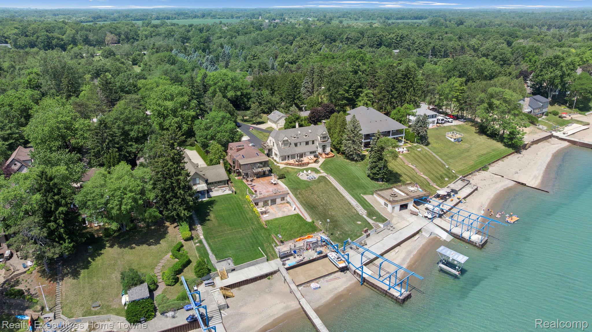 8308 Lakeshore