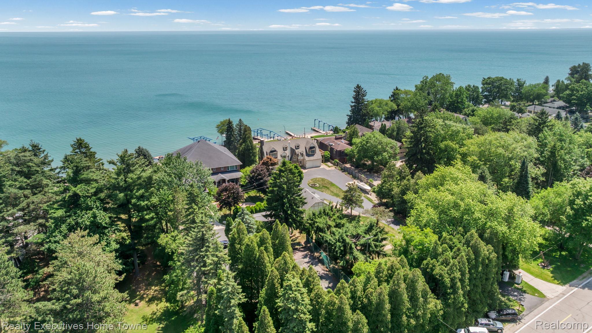 8308 Lakeshore