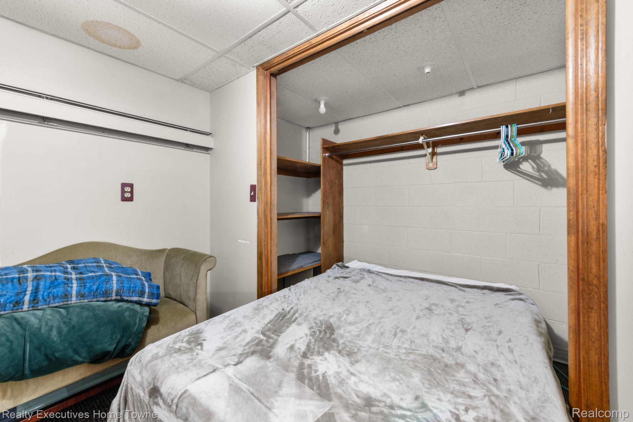 8308 Lakeshore