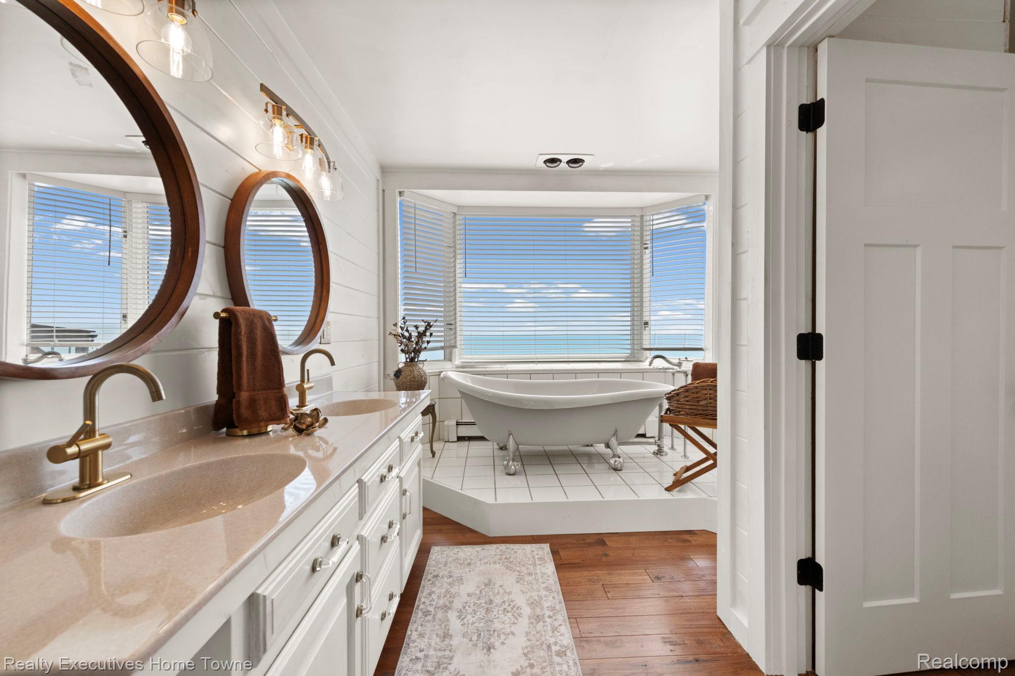 8308 Lakeshore