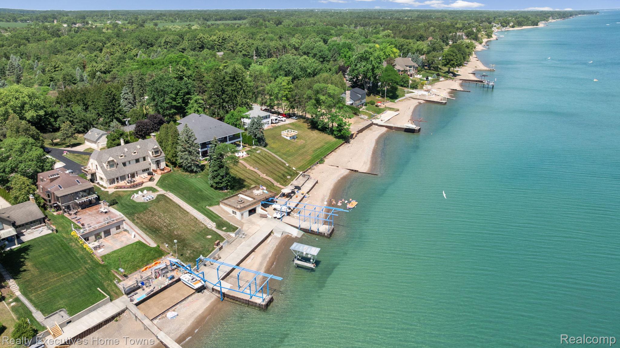 8308 Lakeshore