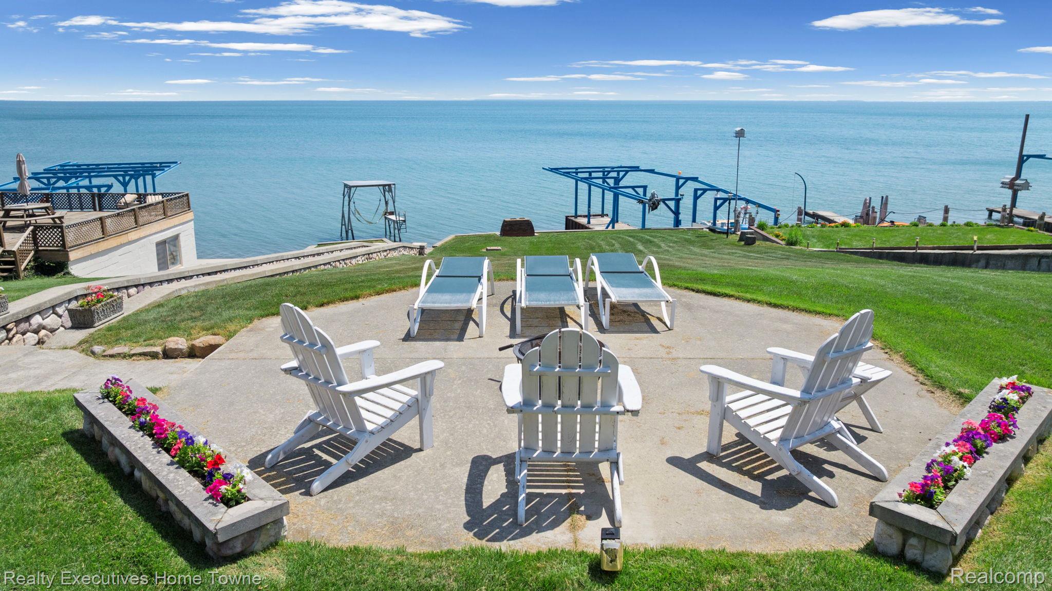 8308 Lakeshore