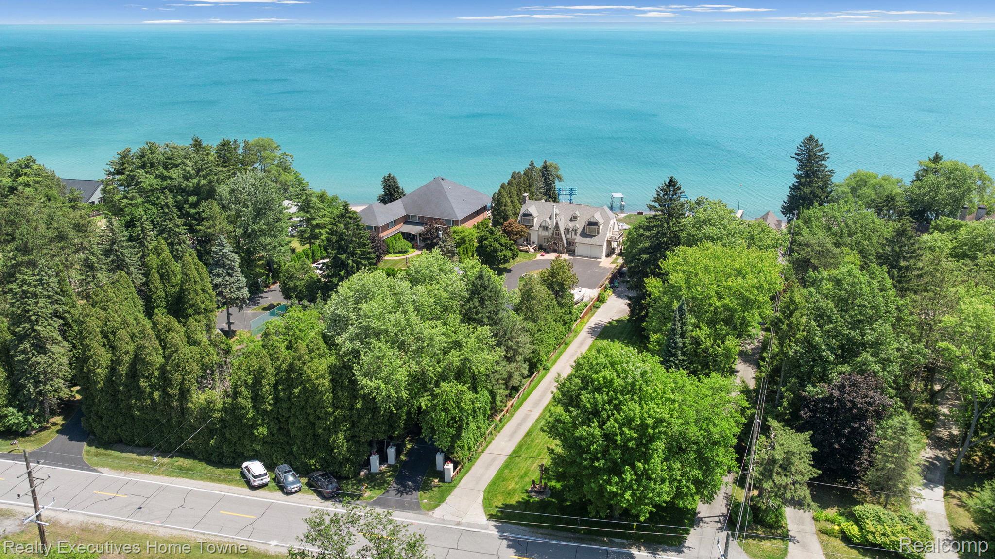 8308 Lakeshore