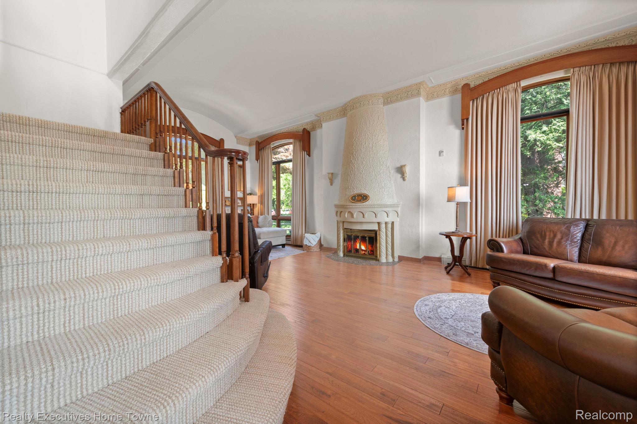 8308 Lakeshore