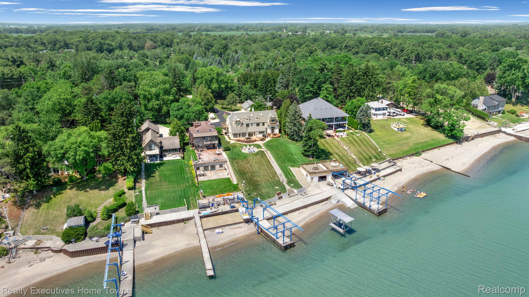 8308 Lakeshore