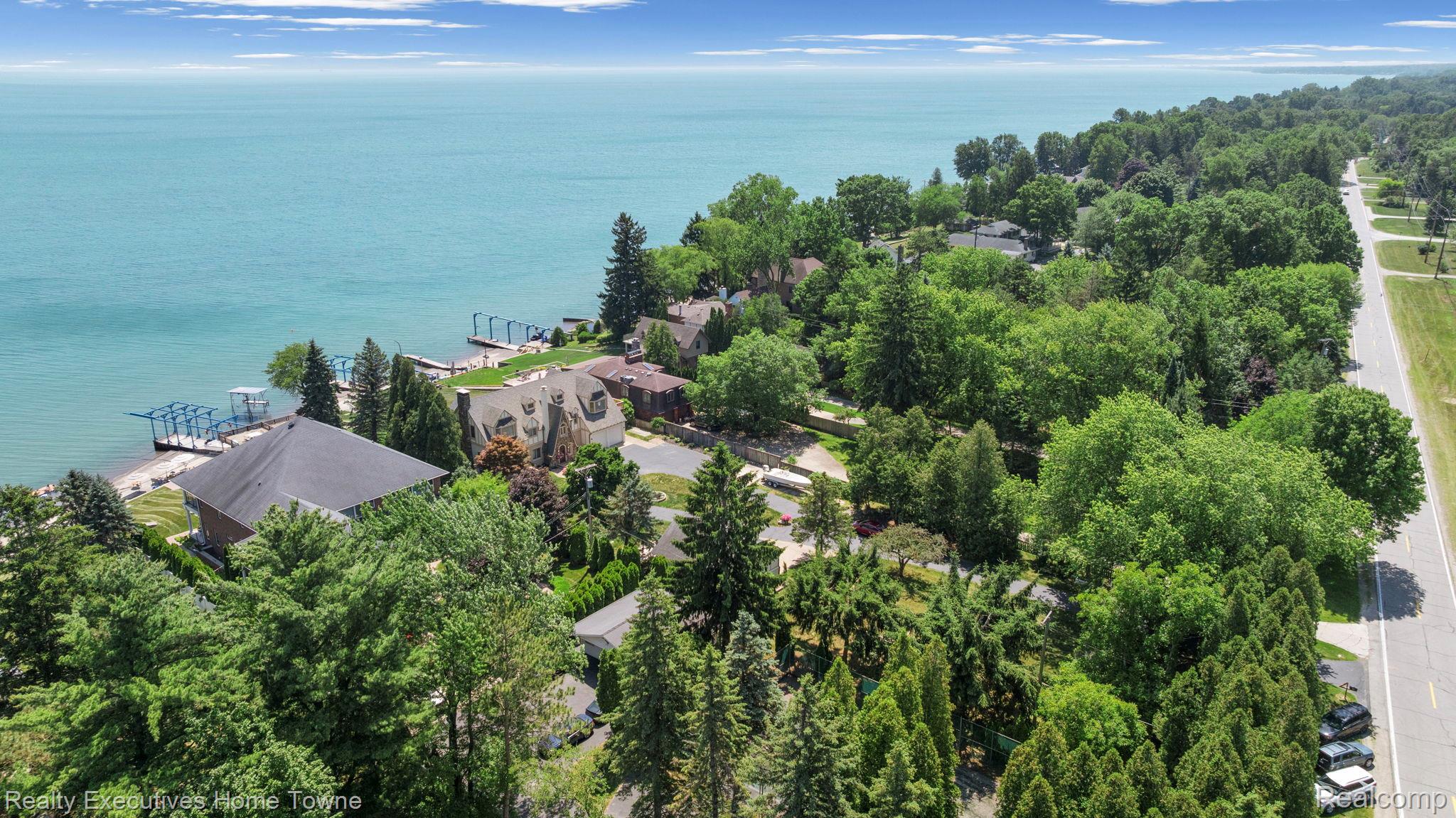8308 Lakeshore