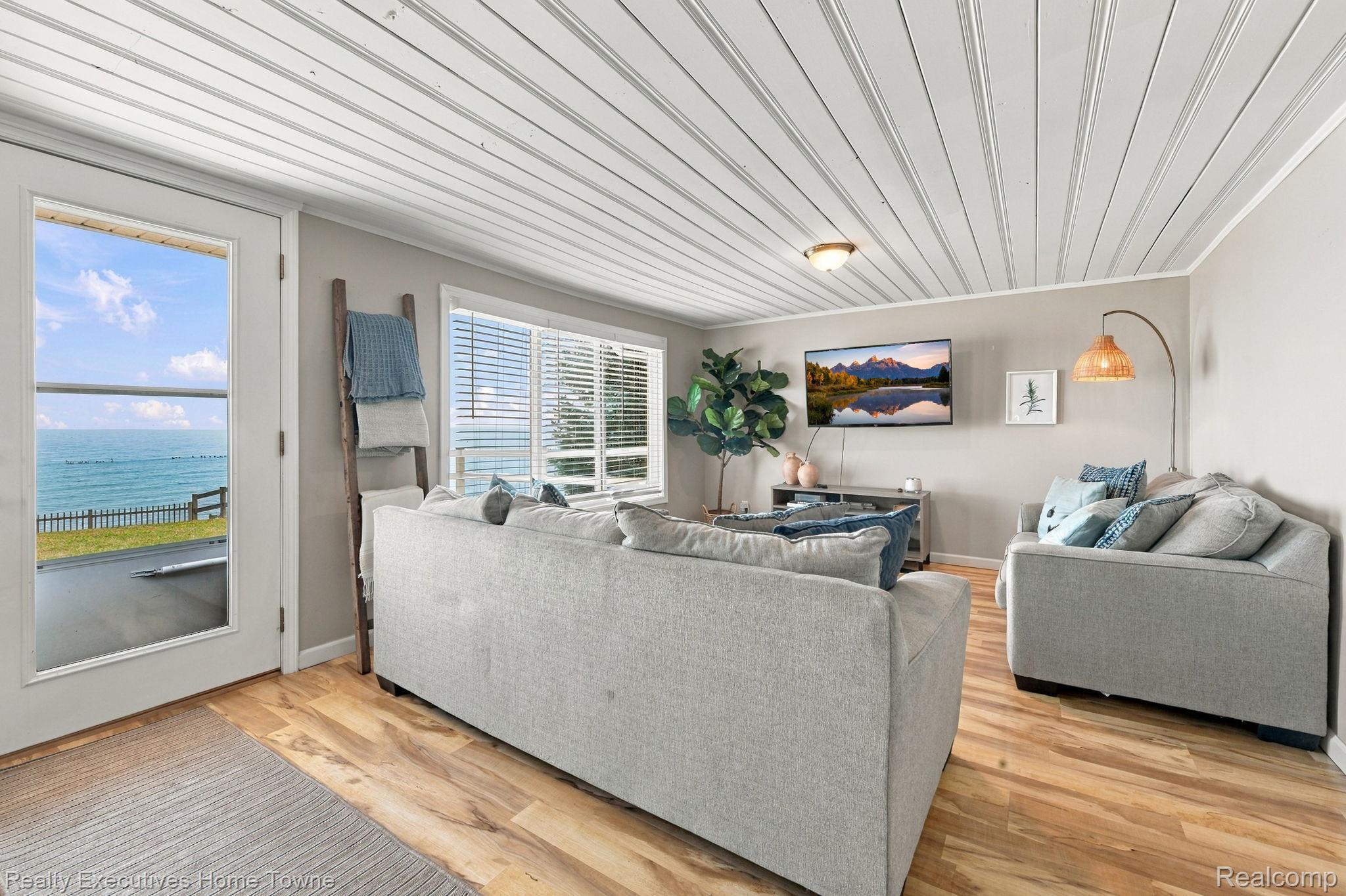 8849 Lakeshore Road