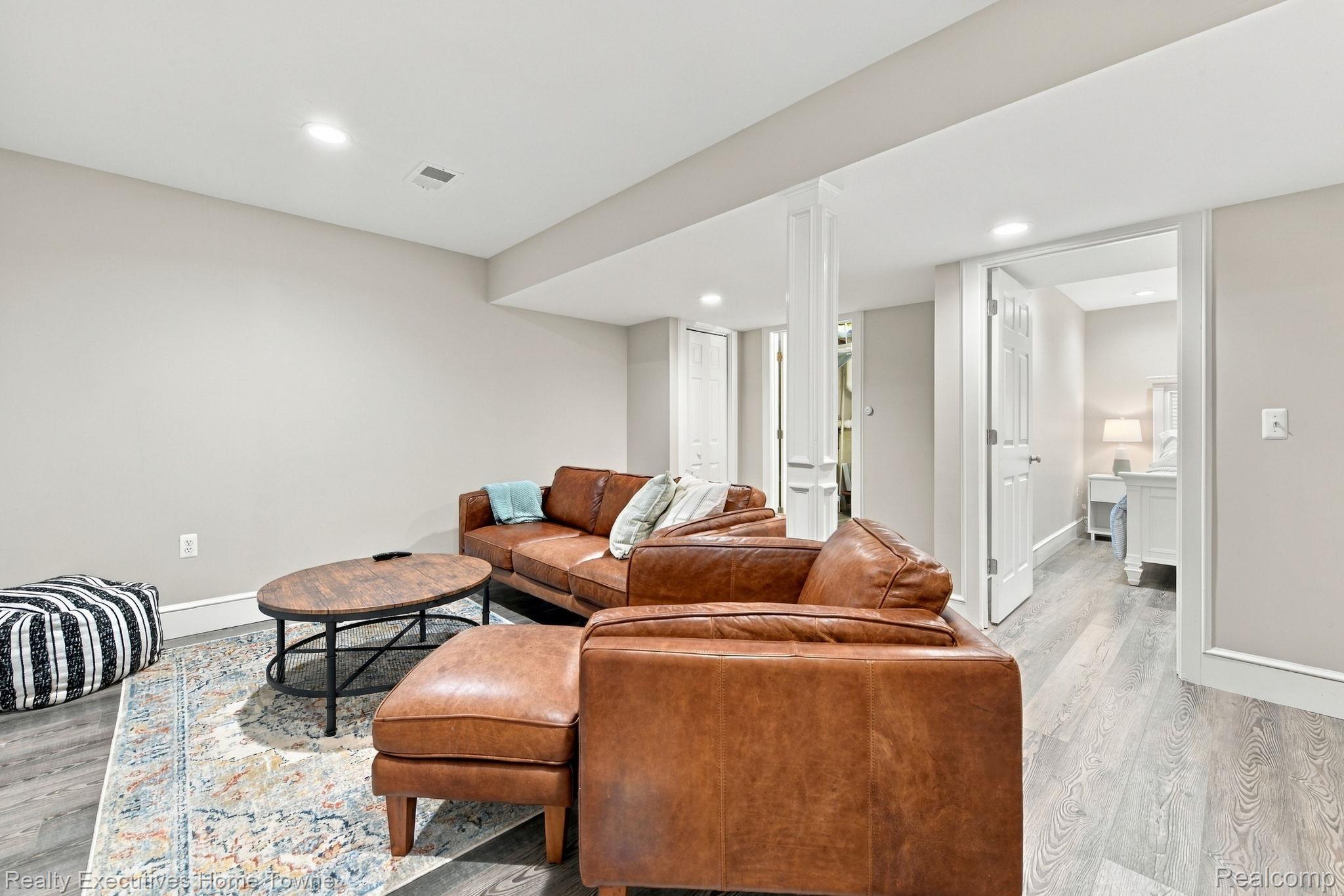 8849 Lakeshore Road