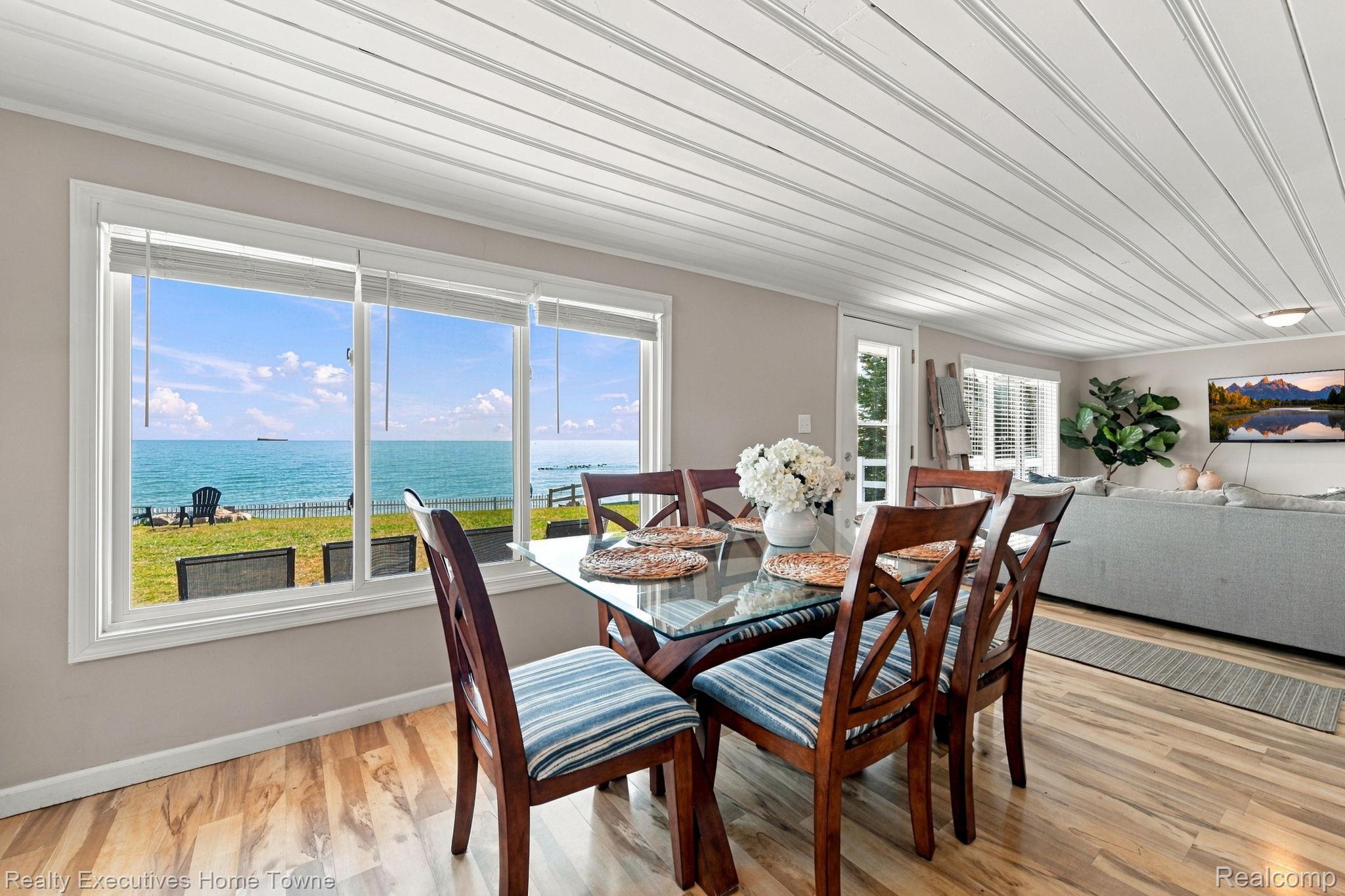 8849 Lakeshore Road