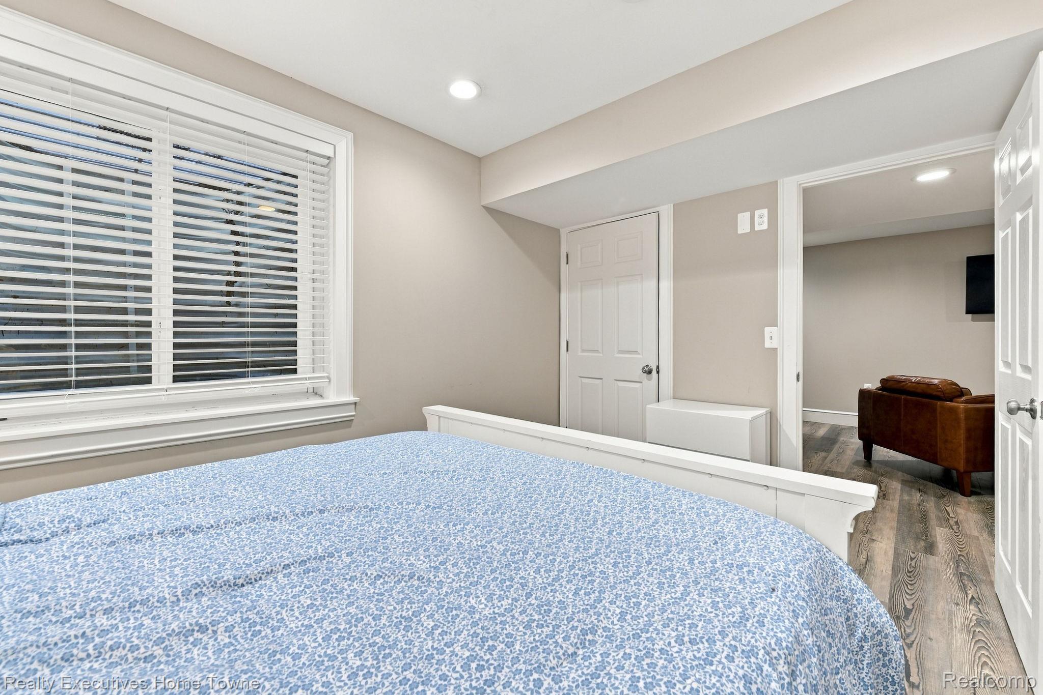 8849 Lakeshore Road