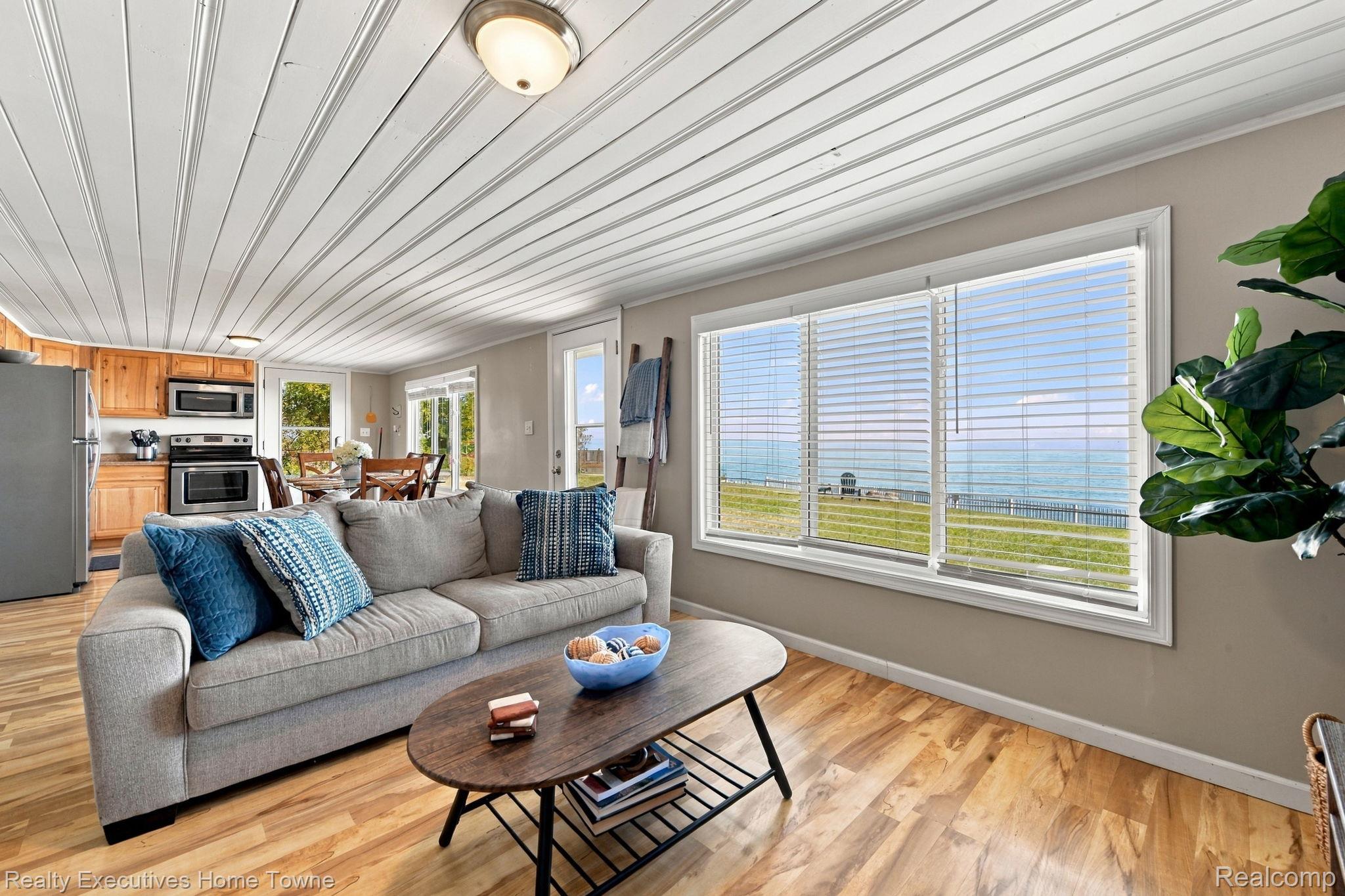 8849 Lakeshore Road