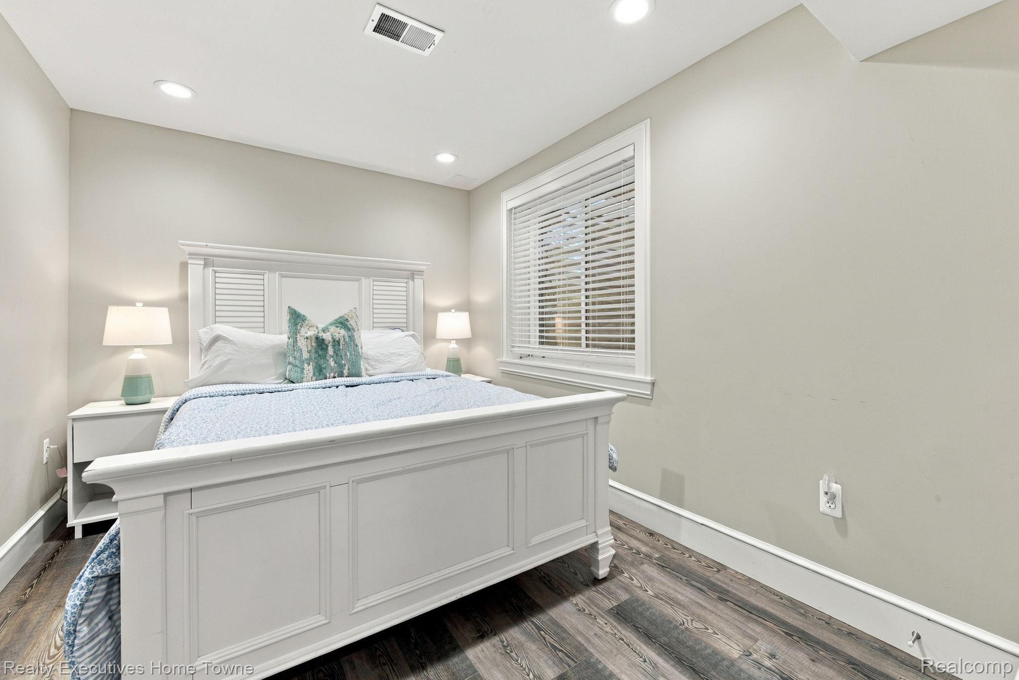 8849 Lakeshore Road