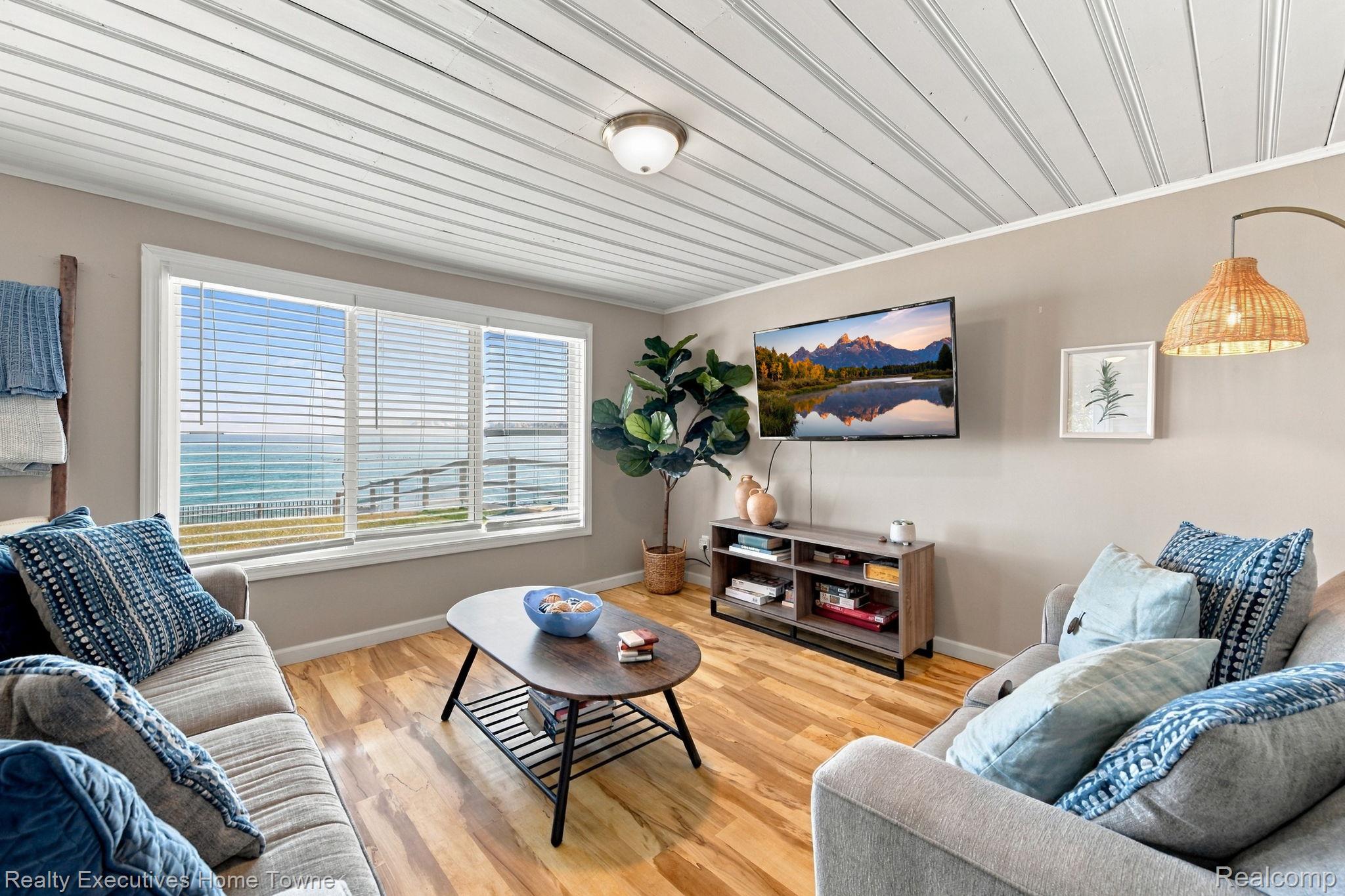 8849 Lakeshore Road