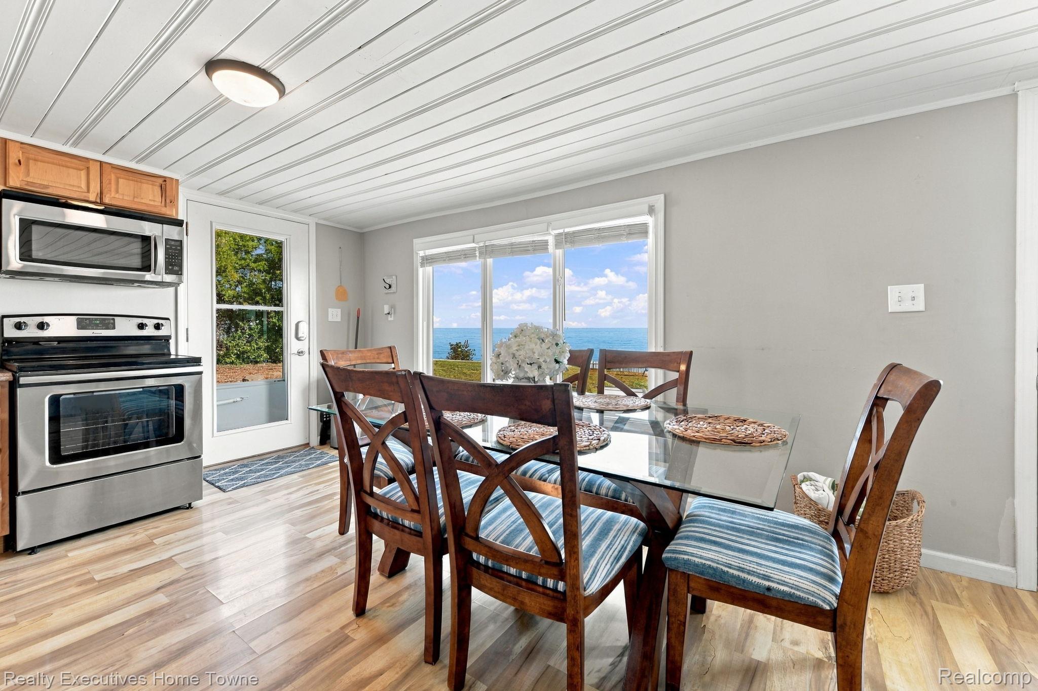 8849 Lakeshore Road