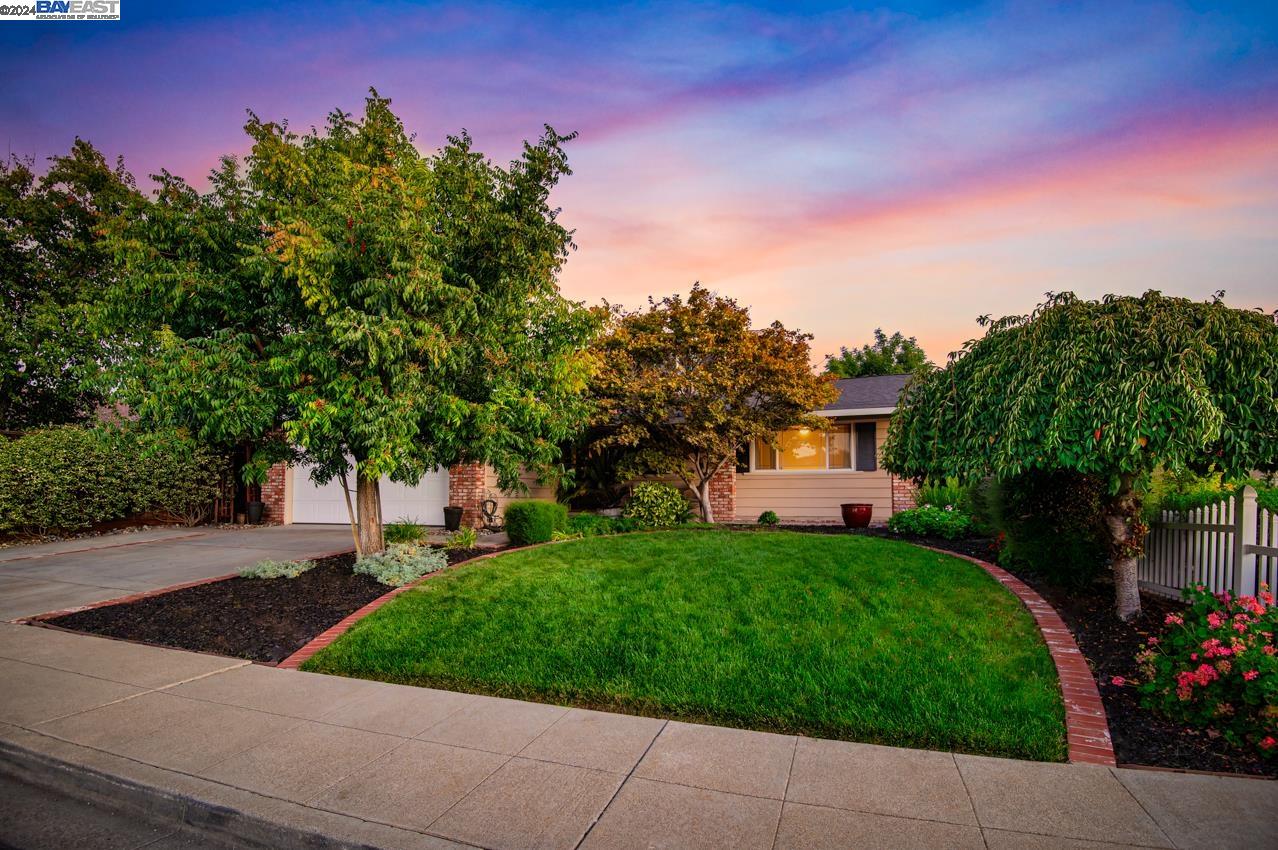 881 Los Alamos Ave