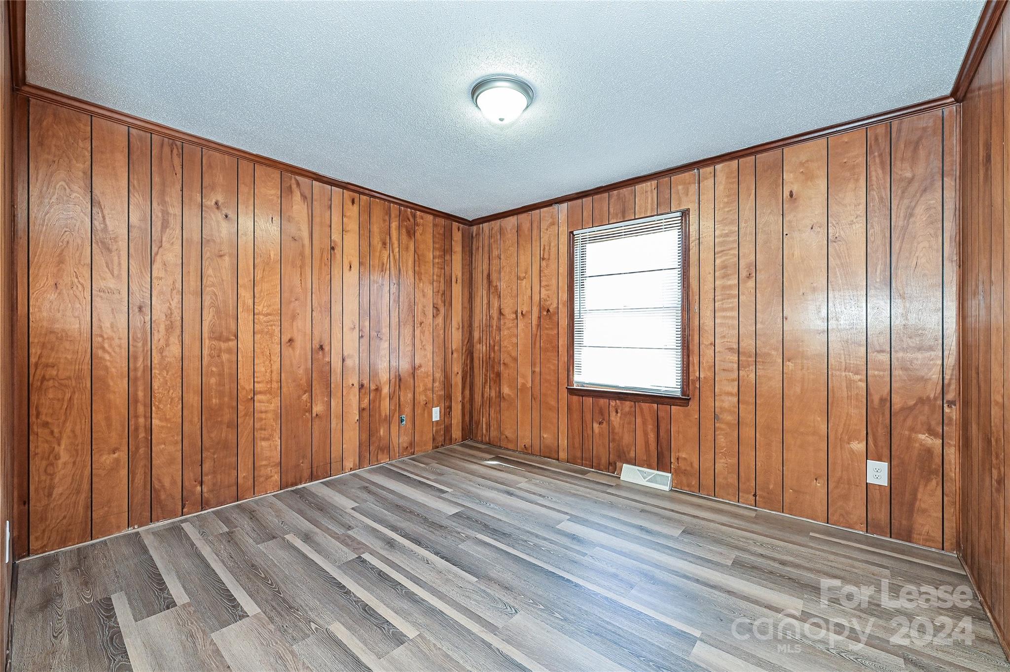 319 Hamilton Drive NE