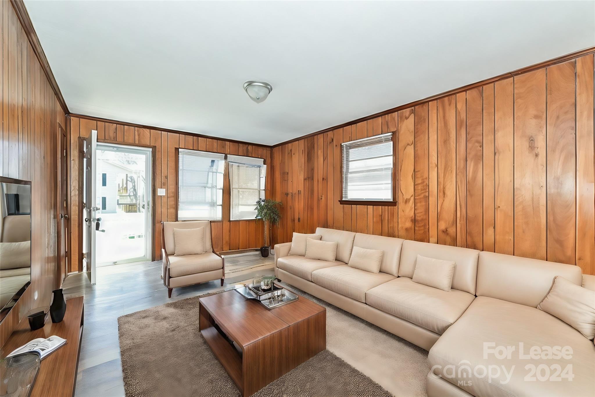 319 Hamilton Drive NE