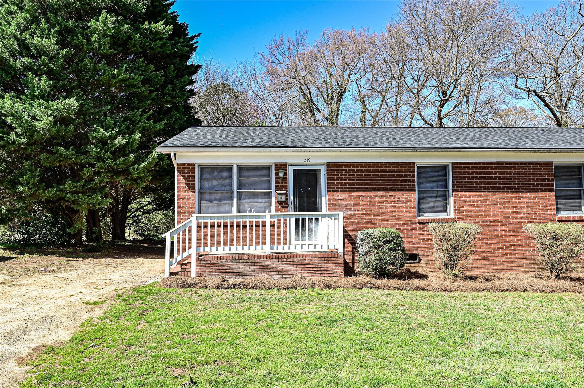 319 Hamilton Drive NE