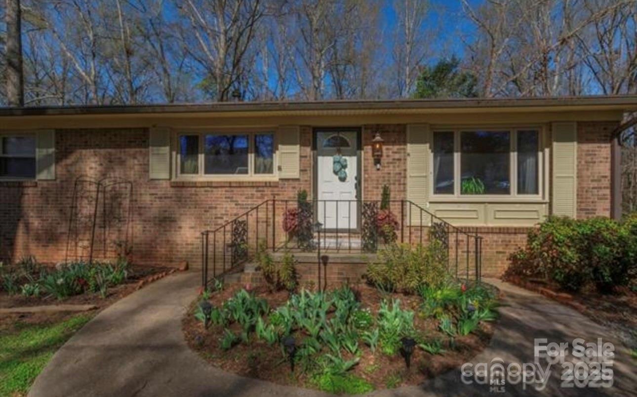 8 Northbrook Drive