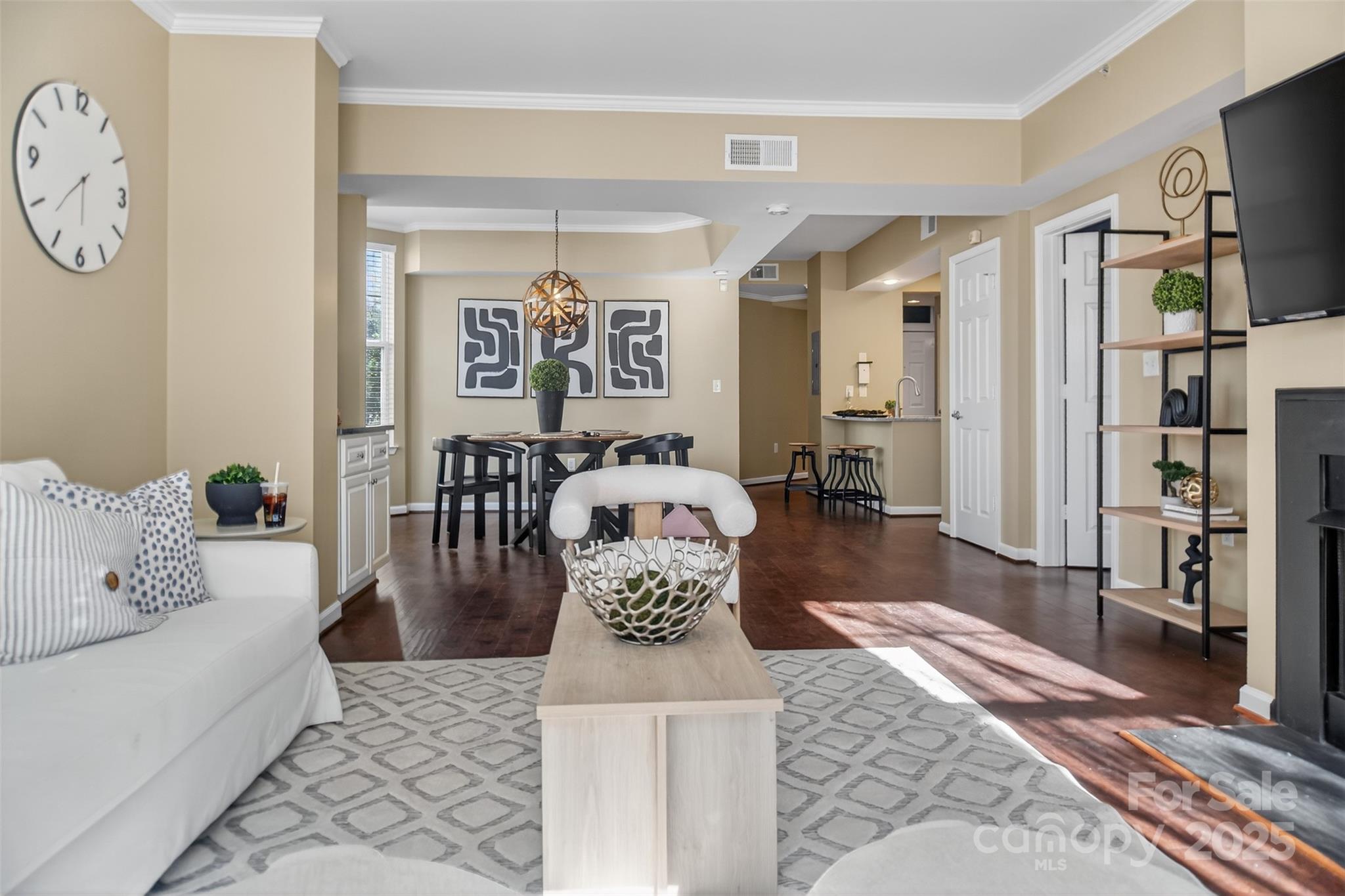 405 W 7th Street Unit: 300