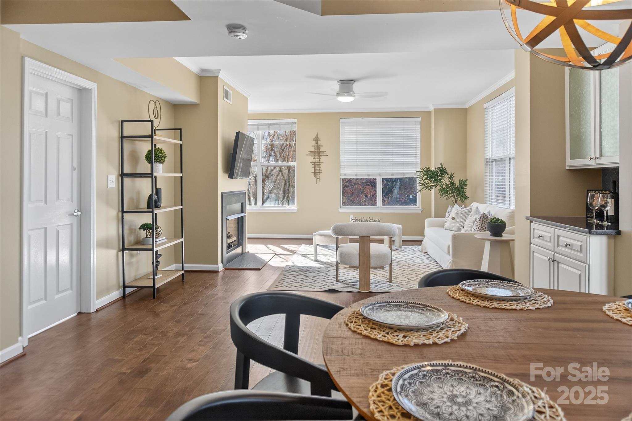 405 W 7th Street Unit: 300