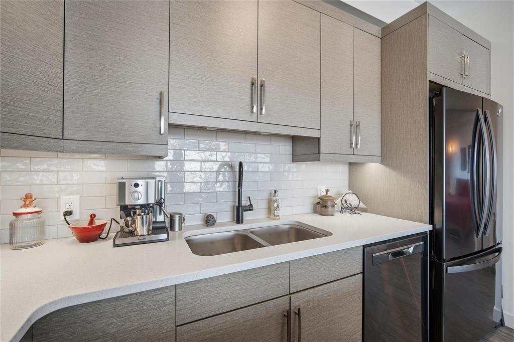 713 300 Centre Street