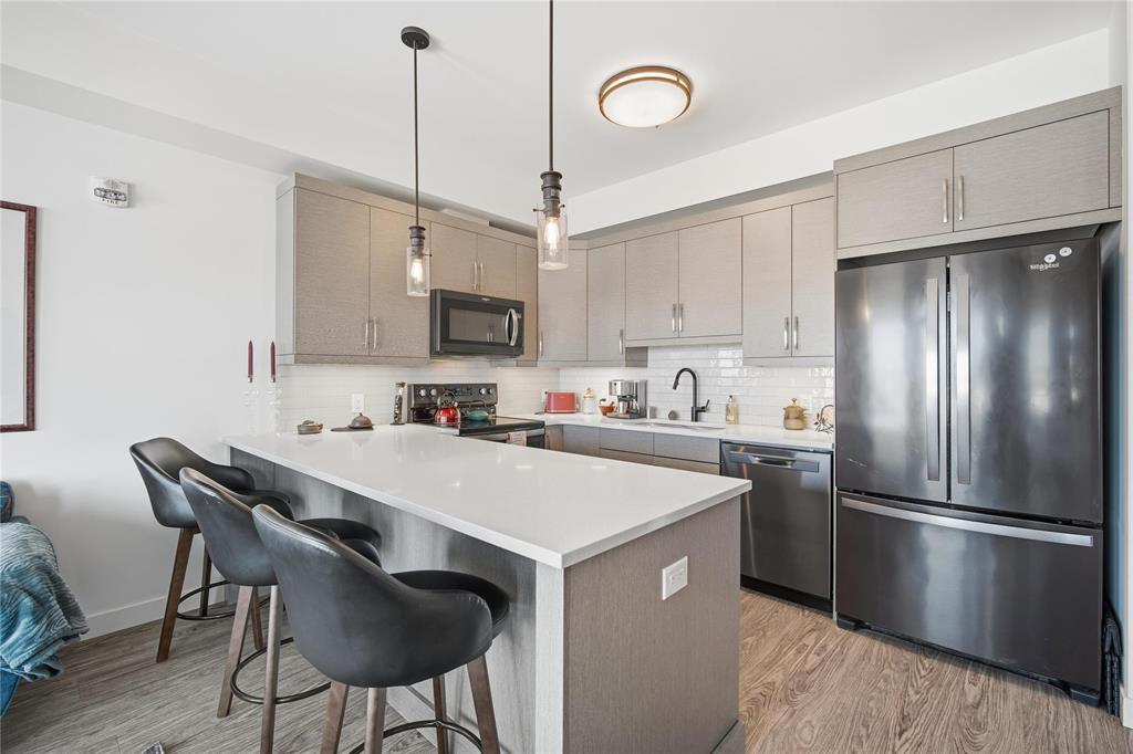 713 300 Centre Street