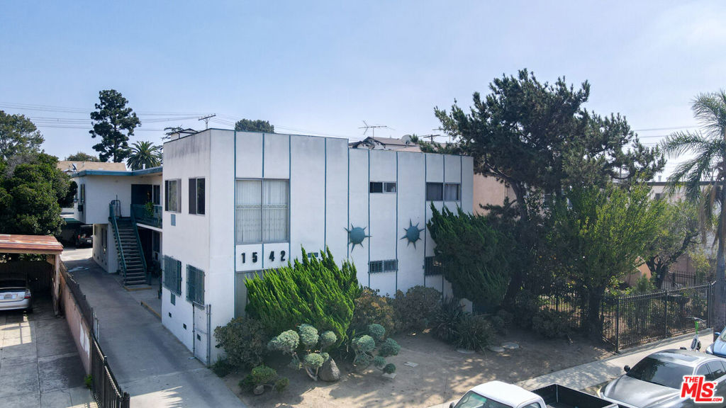 1542 2nd Avenue