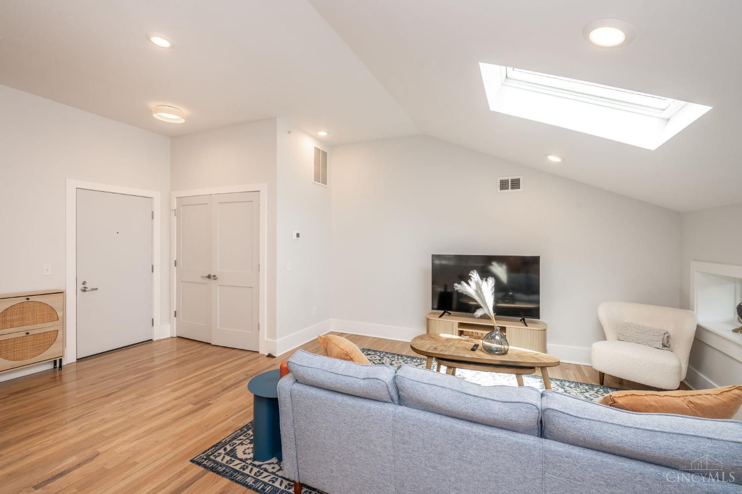 915 Vine Street 401