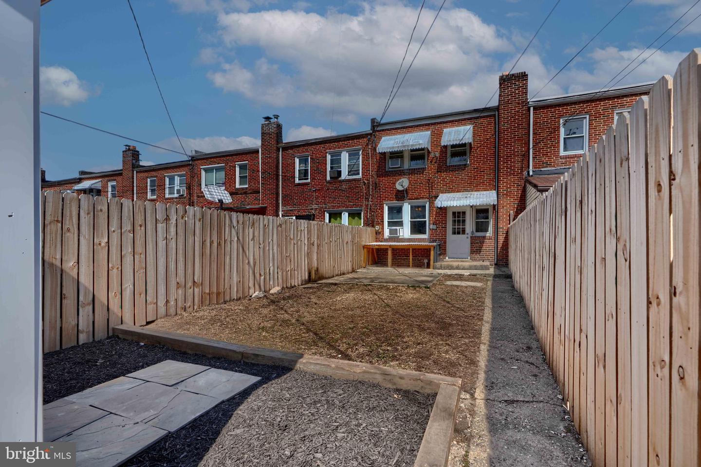 207 W Meadow Rd