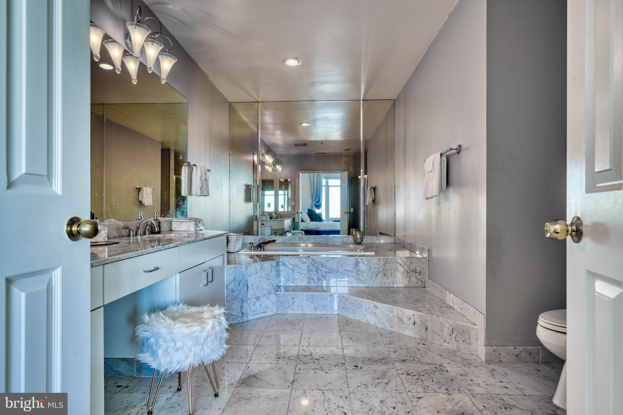 100 Harborview DRIVE Unit: 2209