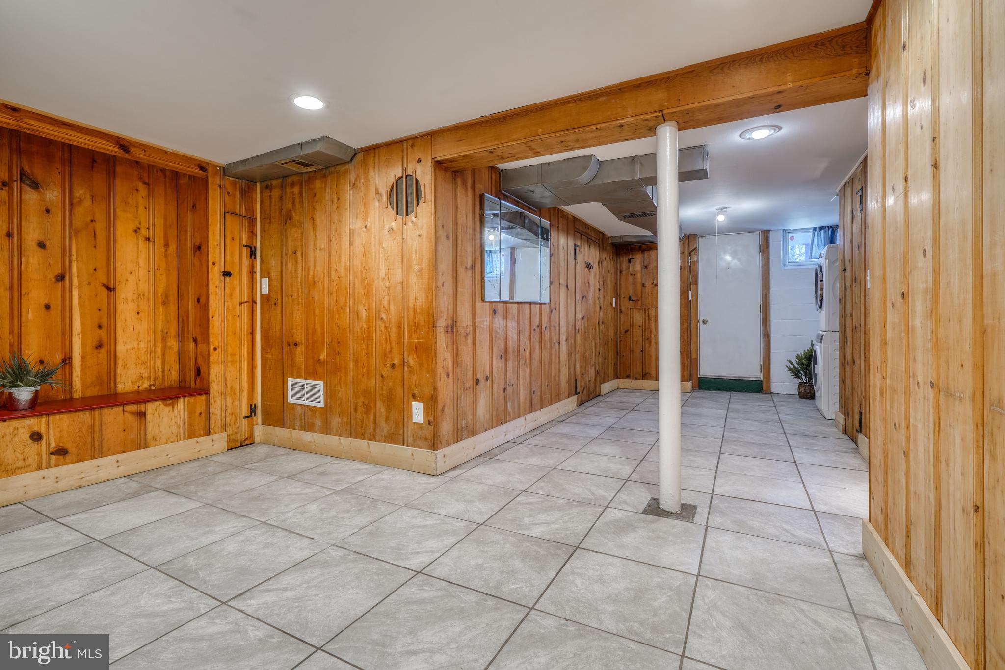 1045 Cooks Ln