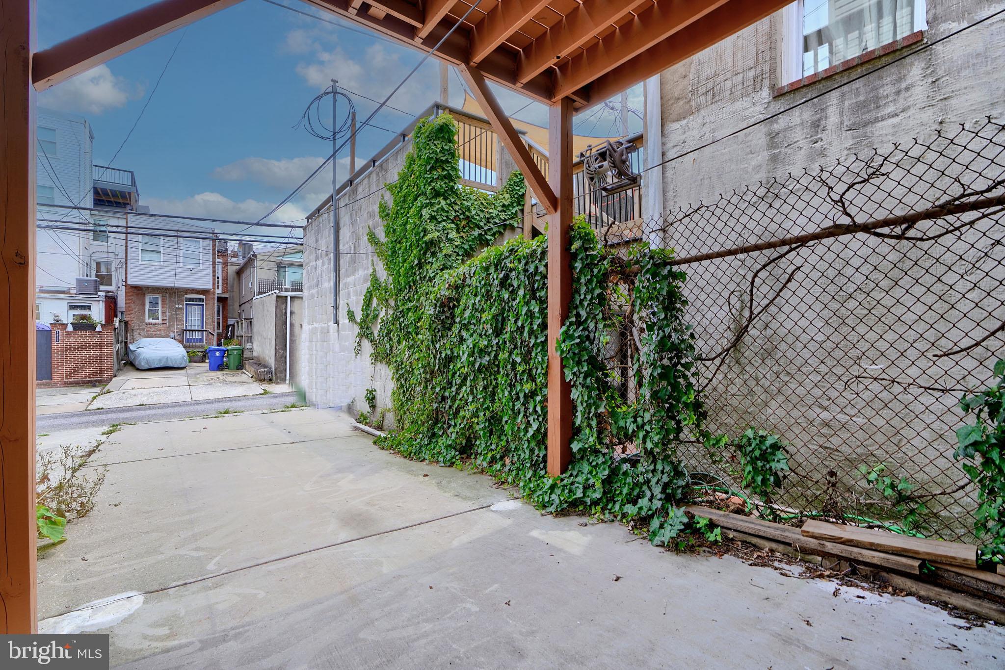 1239 William St