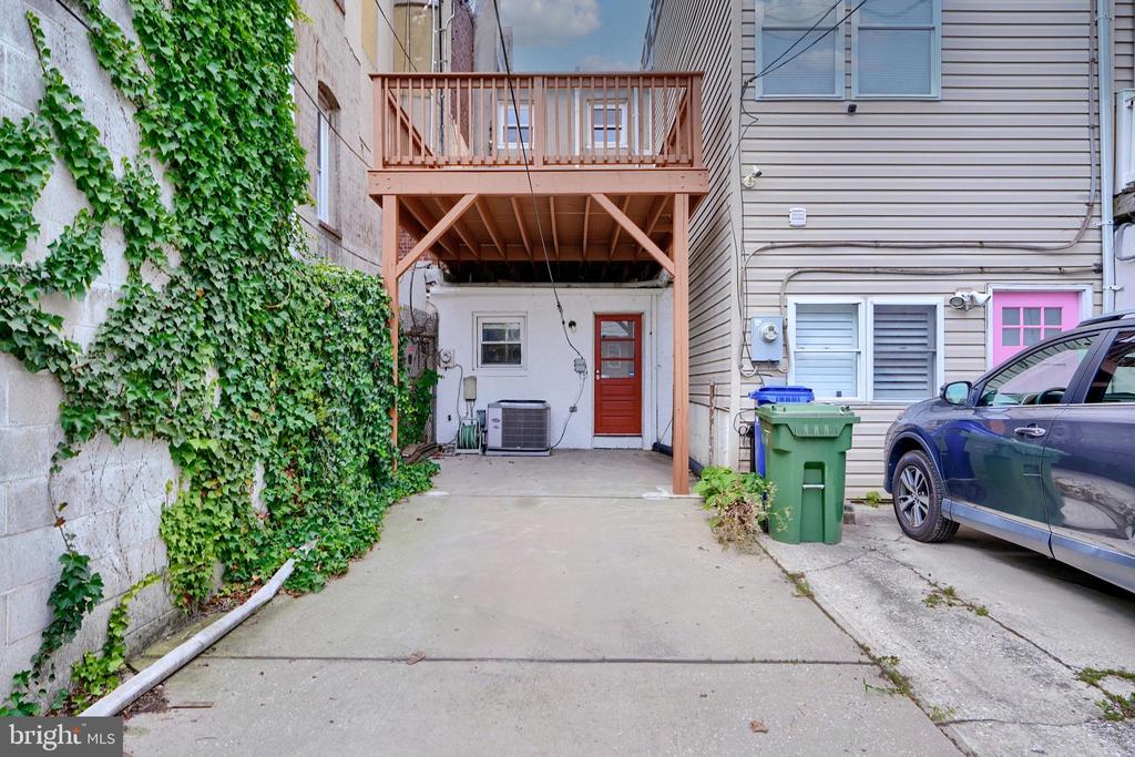 1239 William St