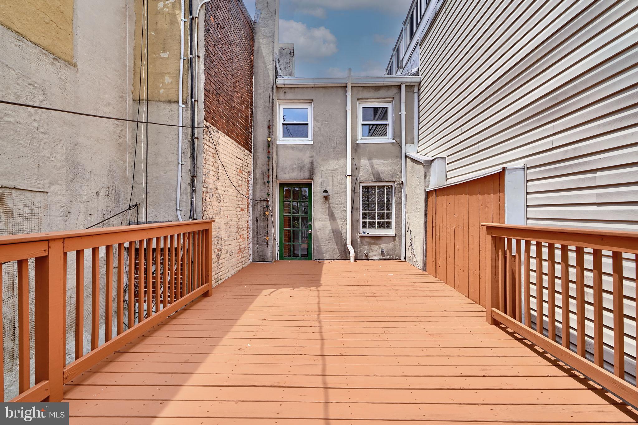 1239 William St