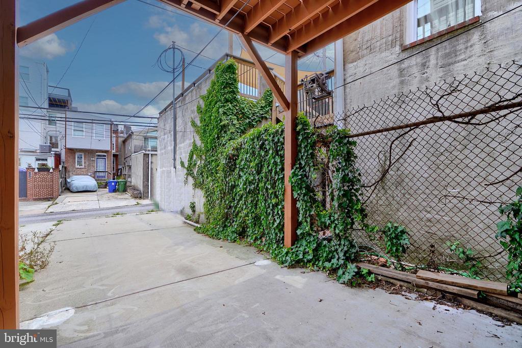 1239 William St