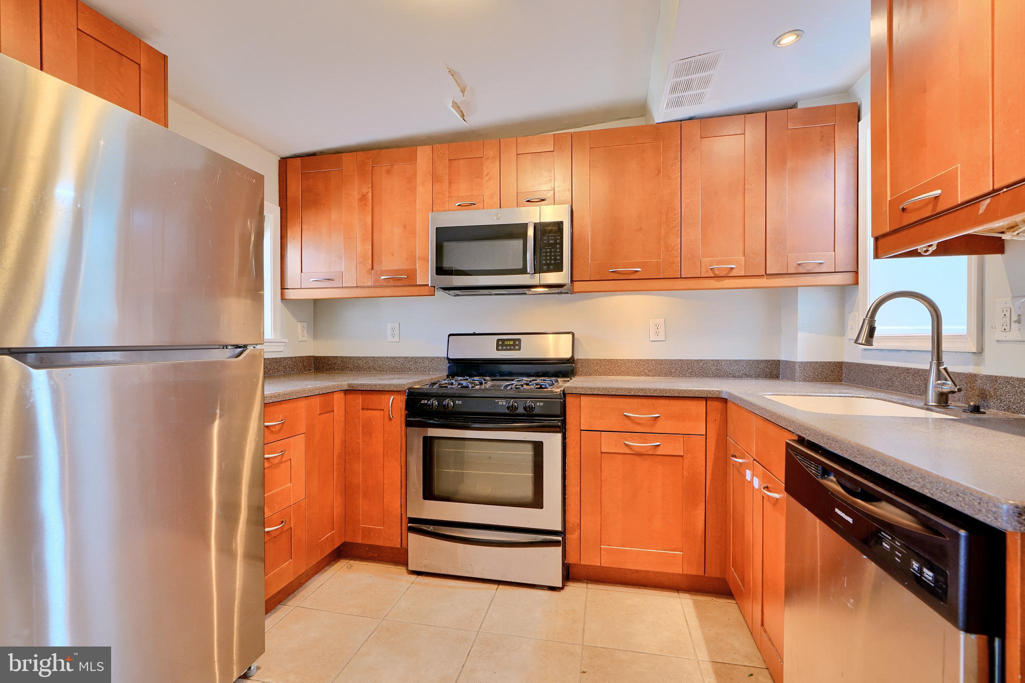 1239 William St