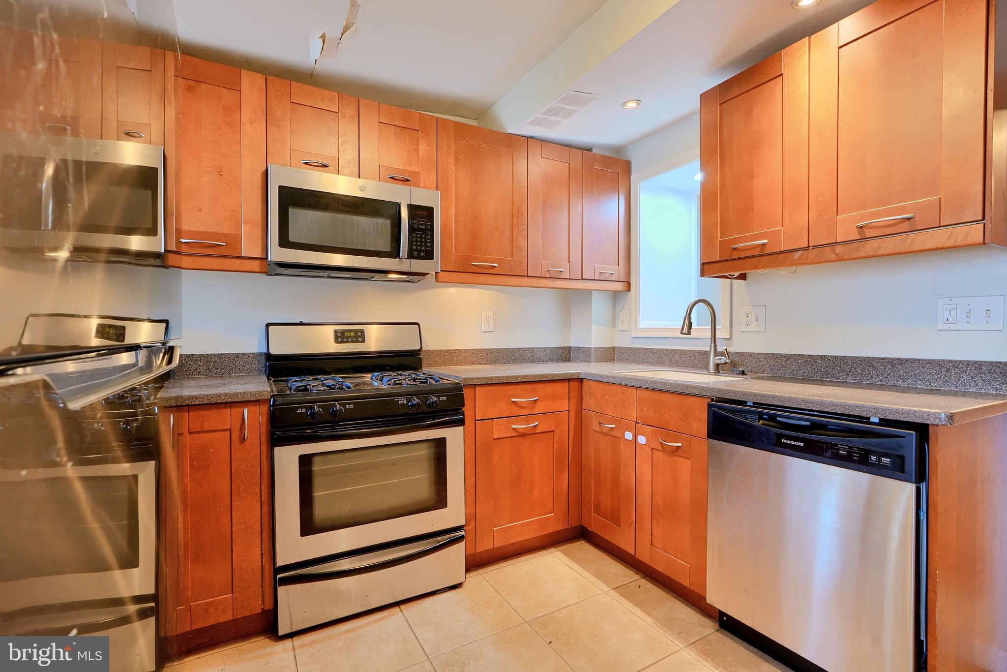 1239 William St