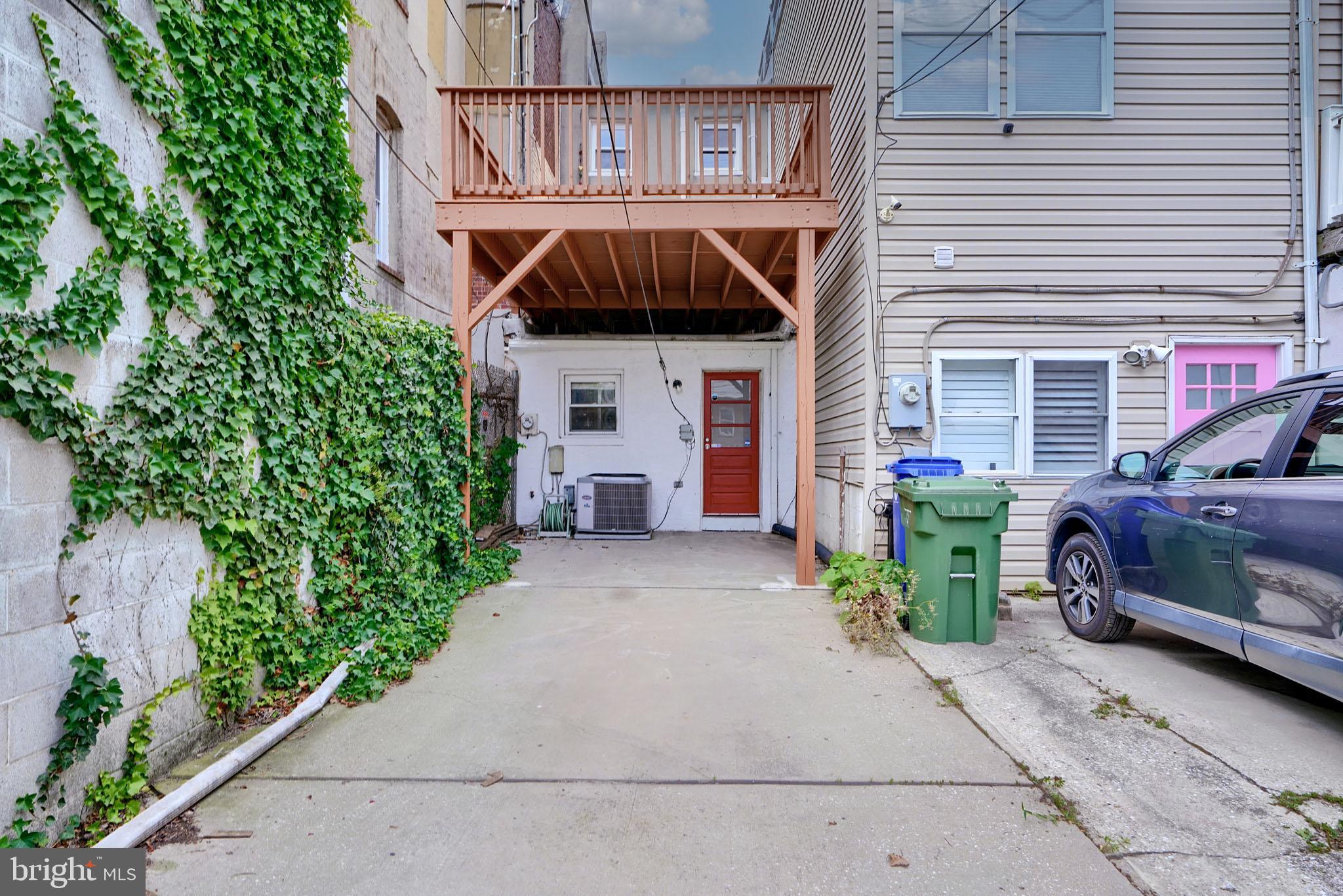 1239 William St