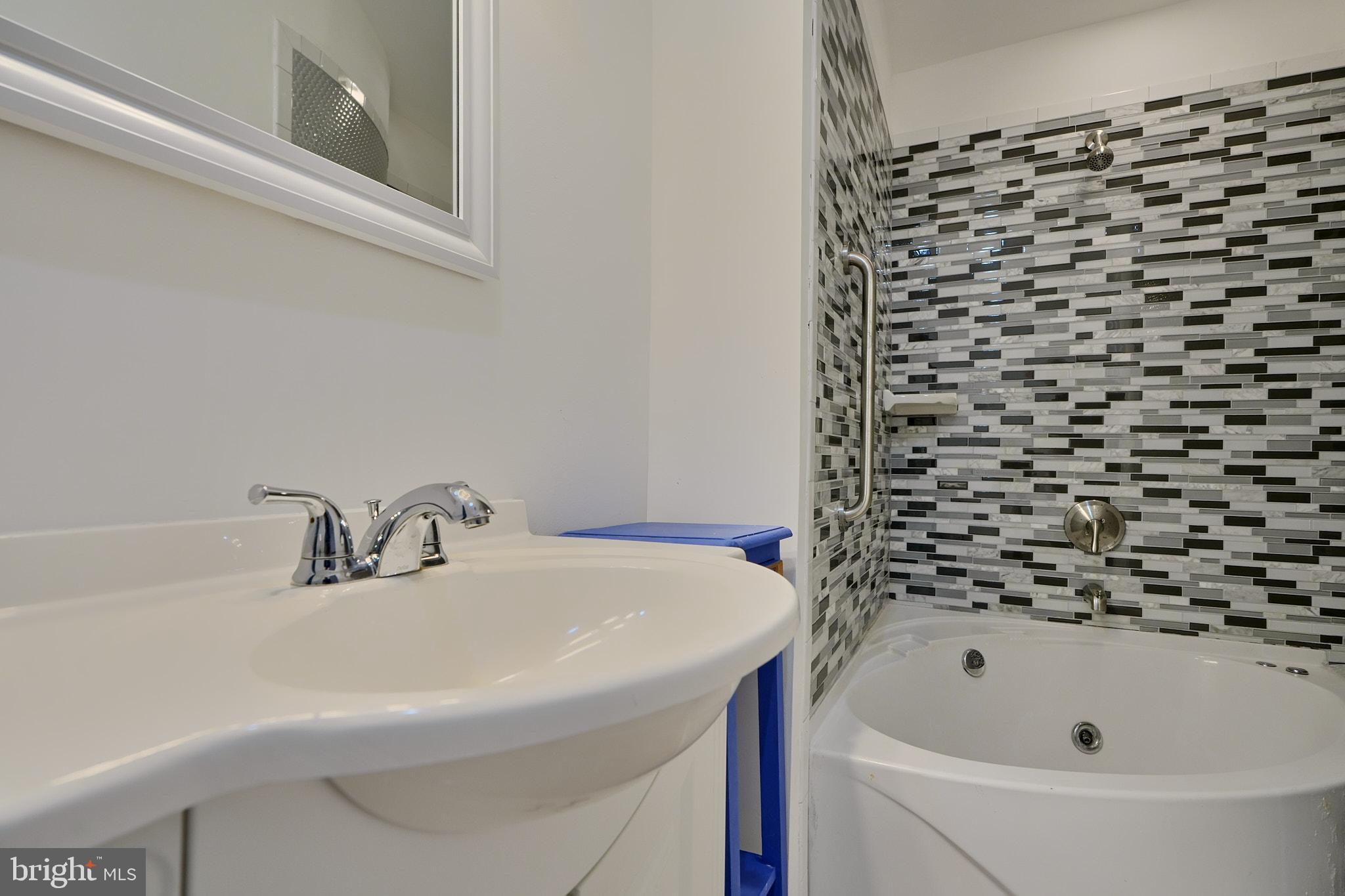 231-1/2 S Madeira St