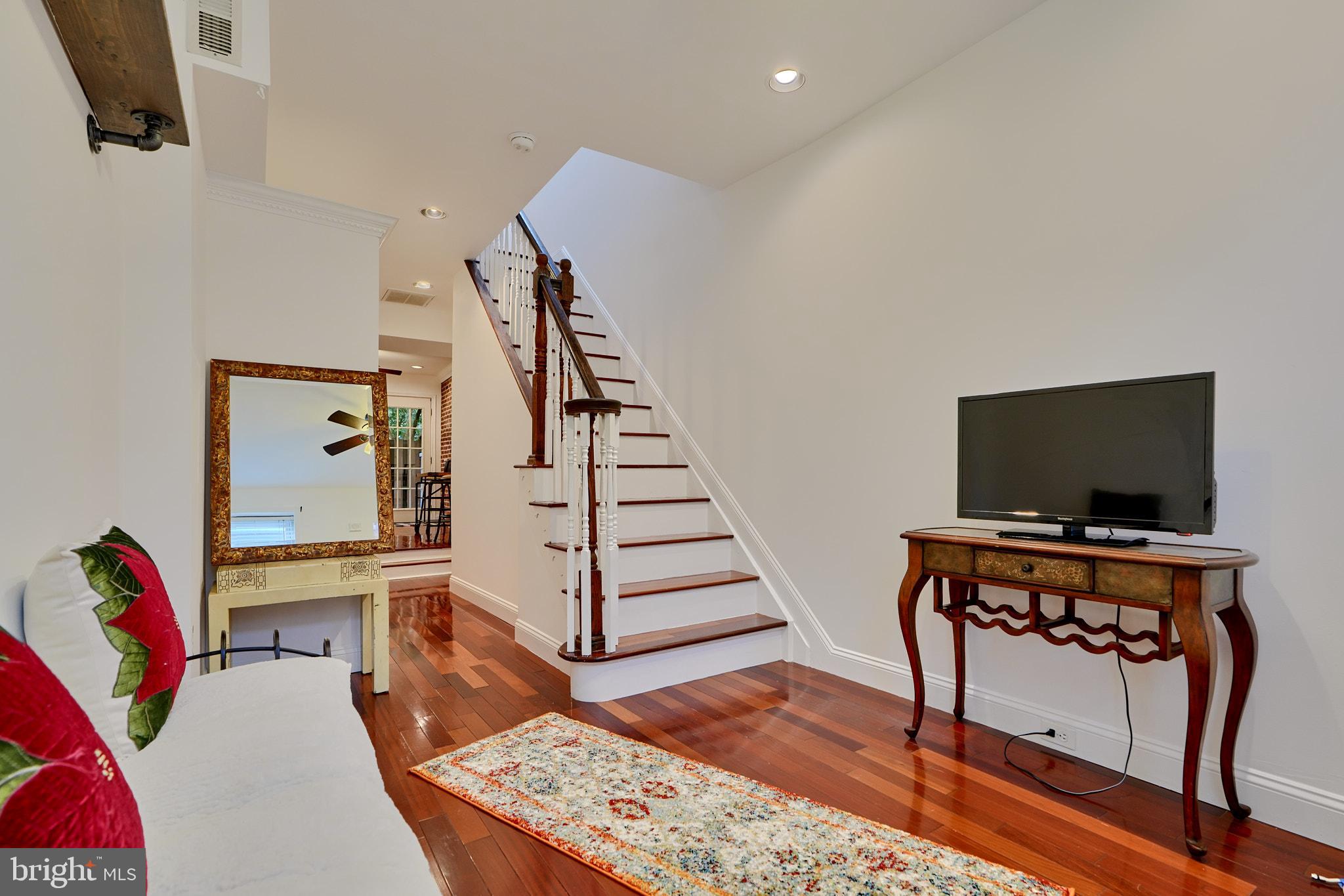 231-1/2 S Madeira St