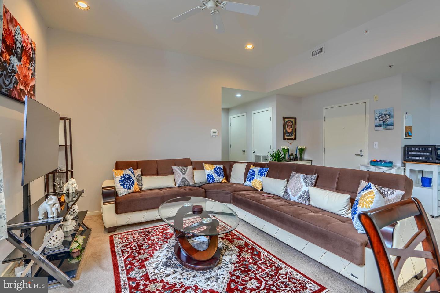 1211 LIGHT ST #208