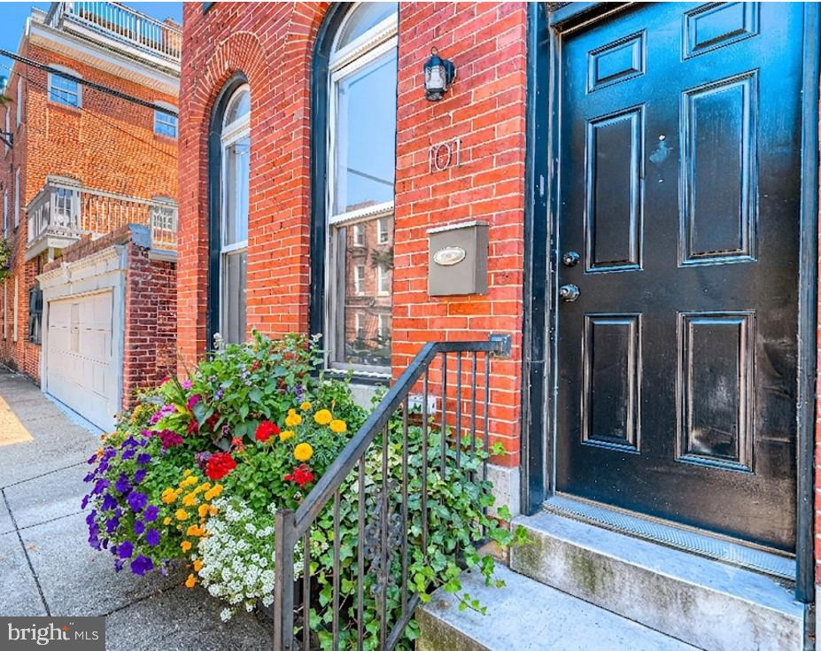 101 W CLEMENT STREET W
