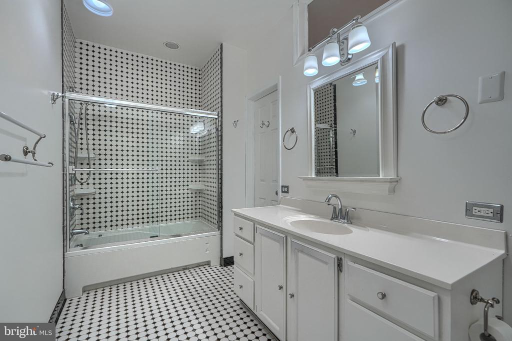 144 E CLEMENT STREET E Unit: A