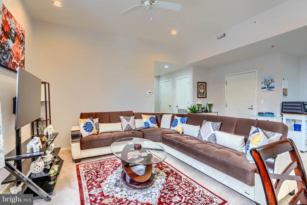 1211 LIGHT STREET Unit: 208