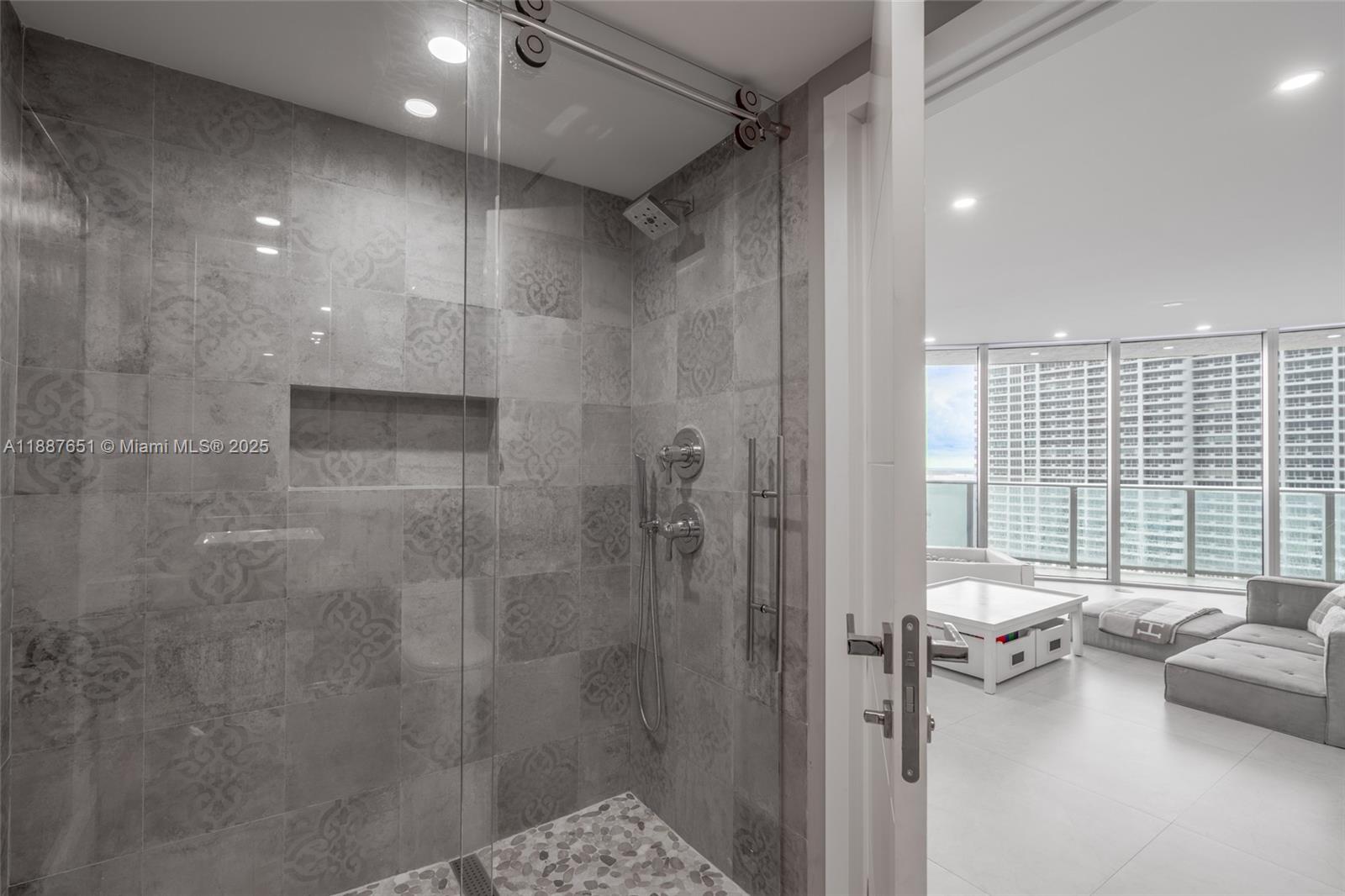 488 NE 18th St Unit: 2612/2615